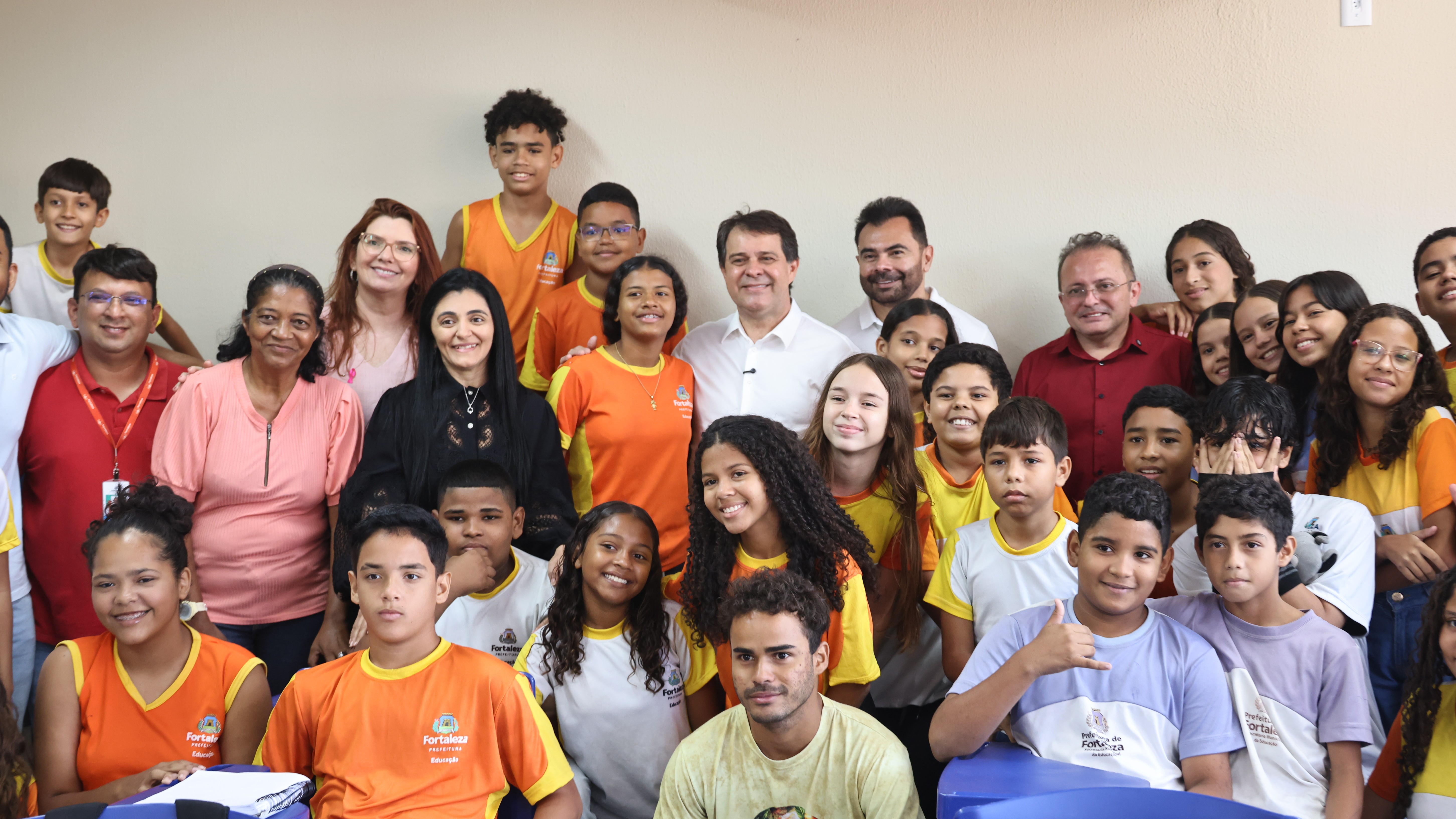 grupo de pessoas posa para a foto